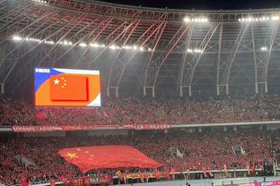 Chờ tối nay? Ảnh sân nhà Quan Tân phơi nắng Quảng Đông: T - shirt Dịch Kiến Liên phủ kín chỗ ngồi hóa thành biển đỏ